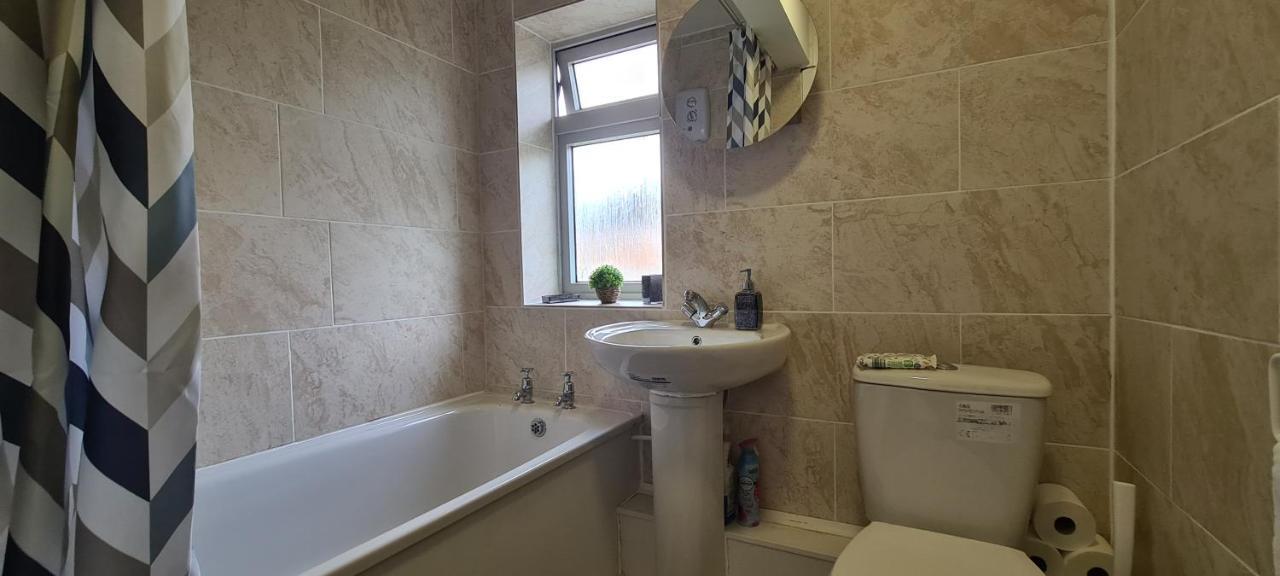 Cosy 3-Bedroom House In Aspley نوتينغهام المظهر الخارجي الصورة